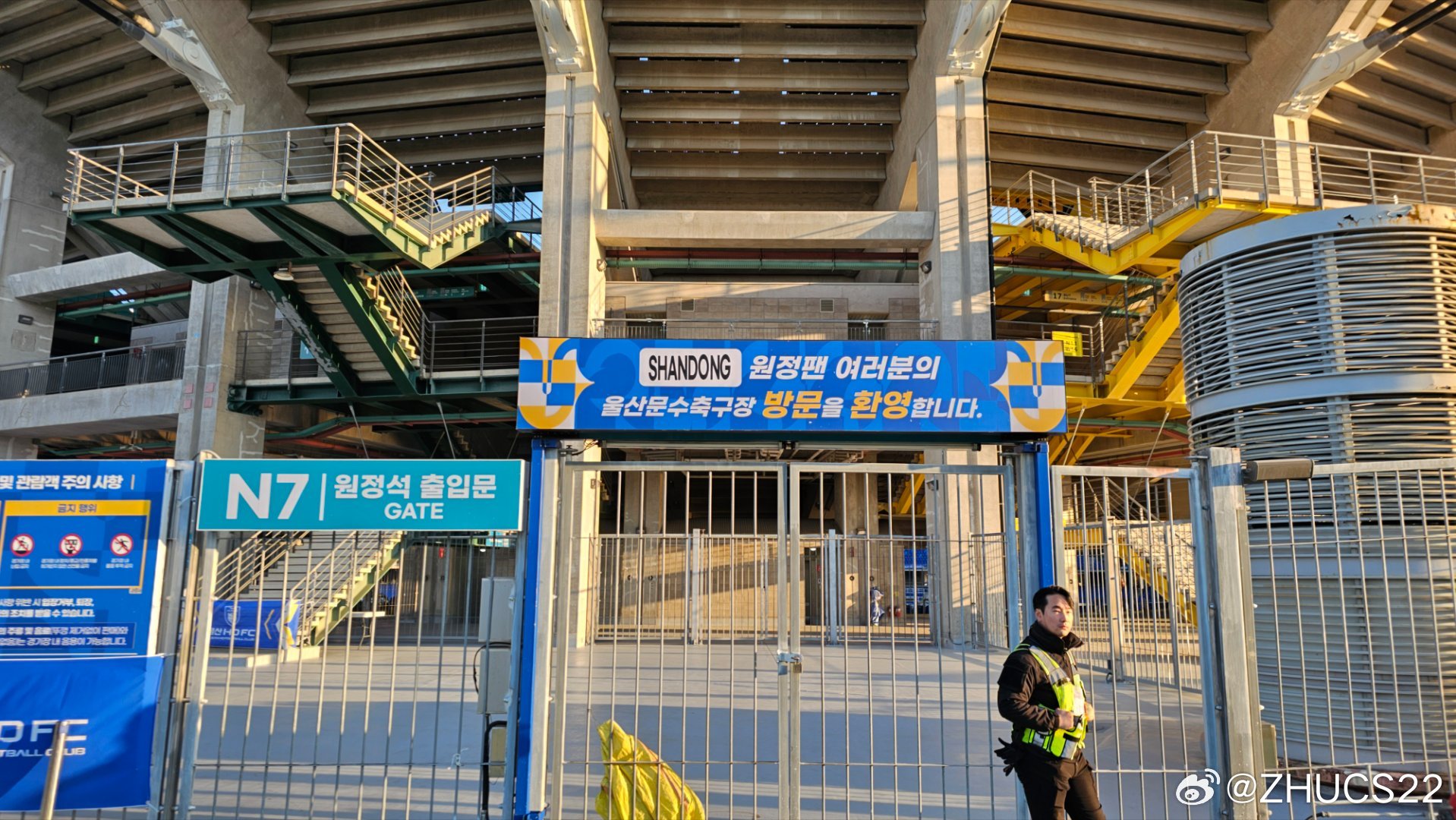 博主：蔚山現(xiàn)場工作人員、轉(zhuǎn)播車、安保在準(zhǔn)備撤場，場外一片安靜