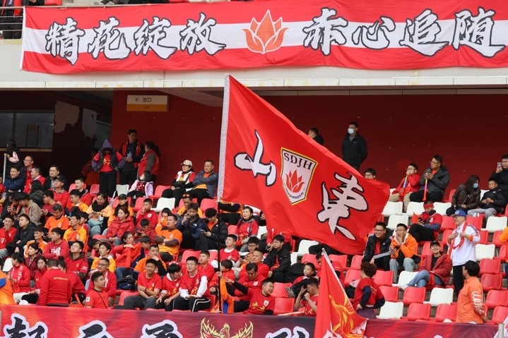 主場(chǎng)上萬名球迷的吶喊助威，給山東體彩女足征戰(zhàn)女超增添了能量與動(dòng)力